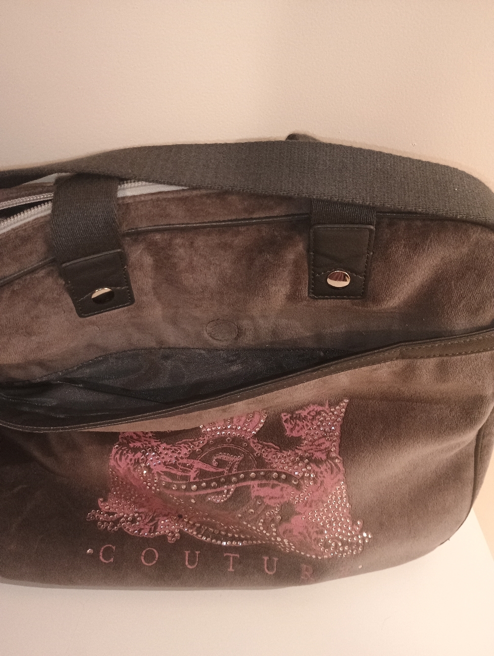 Sale , Juicy Couture Y2K Vintage Gray Suede Messenger Bag with Pink Crest Detail - Picture 7 of 11